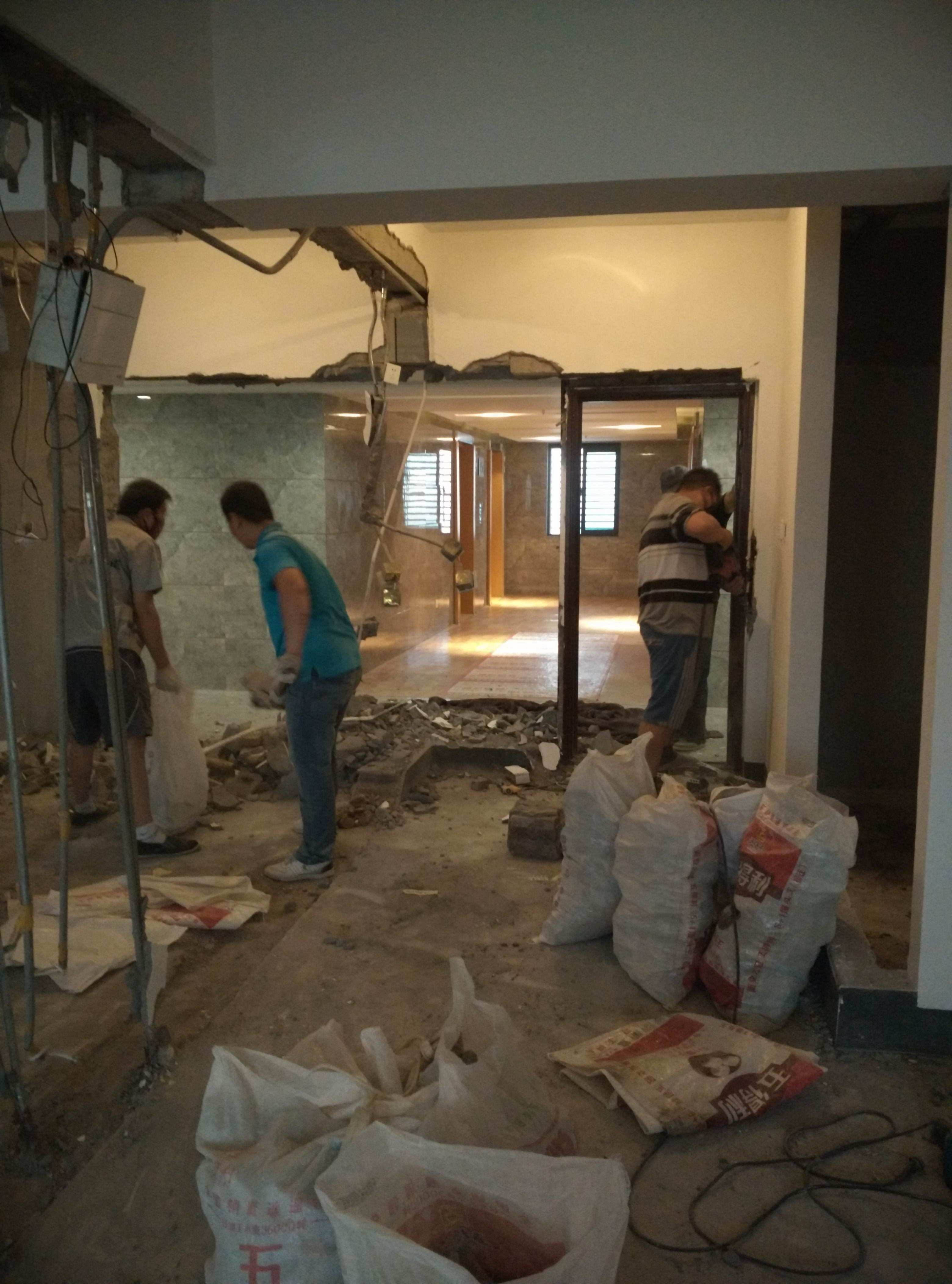 辦公室拆除，現場討論拆除方案